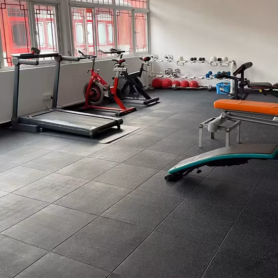 Rutschfester PP-Kunststoff, PVC, Garagenbodenfliesen, Gummi, G-Bodenmontage-Türstopper, verschiebbarer Gummi-Türstopper, kundenspezifische Gummimatte, Bodengitter, Automatten aus PVC